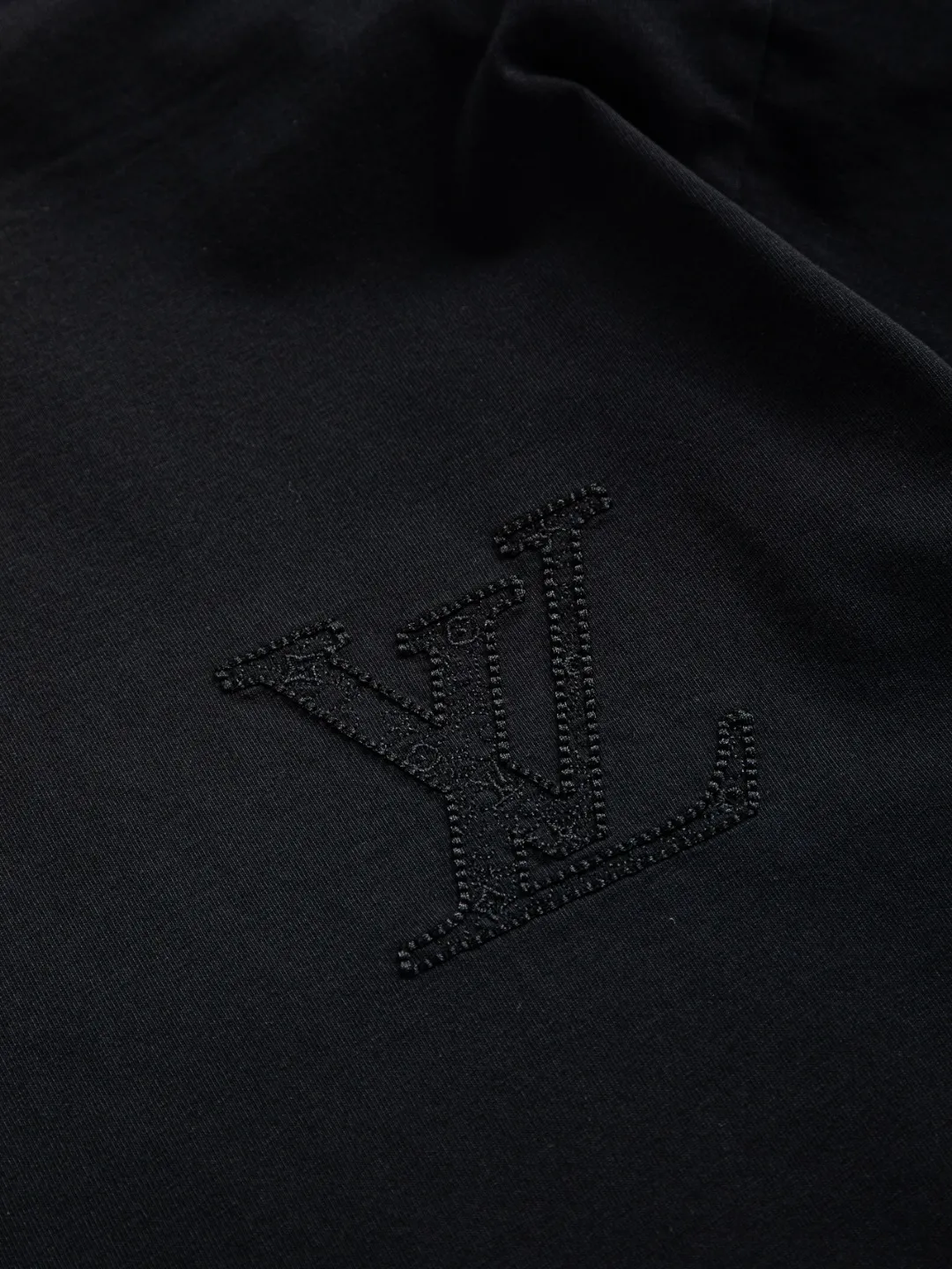 🅿️190 Louis Vuitton 1V LV slightly wide version S-XL 26SS LV new product counter catwalk style three-dimensional plain letter embroidery on the chest🪡logo large logo embroidery on the back🪡logo short-sleeved T-shirt, the same style for men and women! Short-sleeves are not the same as the general public, but must be unique and eye-catching. This LV short-sleeves is all about quality, comfort, consistent style, fashion, including fabrics and cutting techniques, all of which have been made with great effort! 320 grams of washed pure cotton fabric, pure cotton is breathable, very refreshing and comfortable for daily wear. The rib knitting on the neckline is smooth and tight, and the neckline will not be skewed if you toss it at will. The loose version, you will find that it looks really good on the upper body. The overall is minimalist and neat, super versatile for daily use! Pair it casually with a pair of pants for a youthful look. A T-shirt will make your outfit crazy. It is a fashionable item that can never go wrong! Color: Black White Rose Size: S-XL Size chart: S: Shoulder width 50-Bust 56-Length 70 M: Shoulder width 52-Bust 57-Length 72 L: Shoulder width 54-Bust 59-Length 74 XL: Shoulder width 56-Bust 62-Length 76